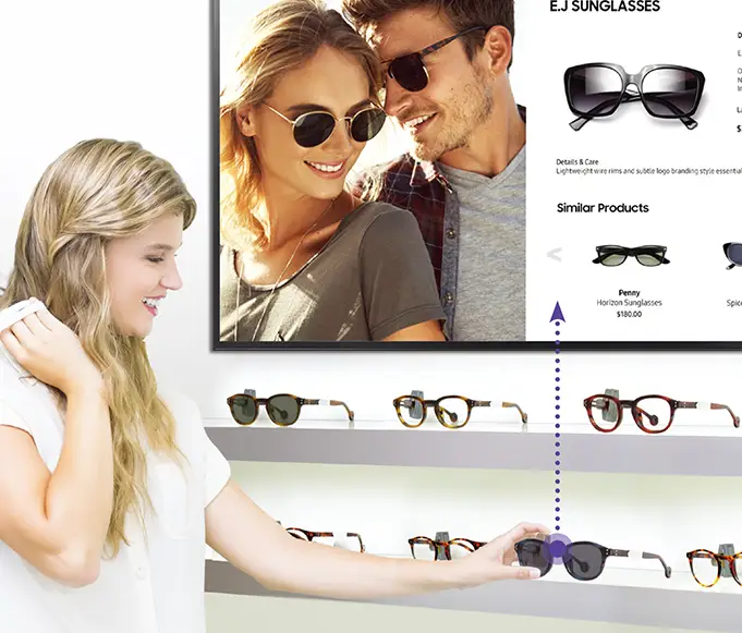 Chica mirando gafas con señalización digital levanta y aprende.