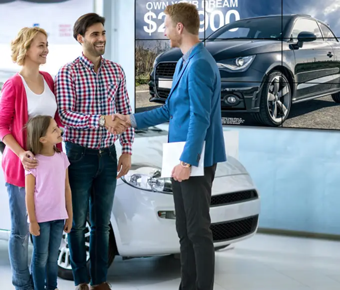 señalización digital en concesionario de automóviles