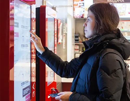 fille commandant au kiosque du restaurant